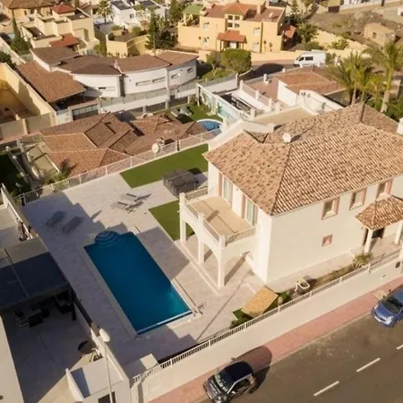 Lovely 4-bed House In Costa Adeje אדחה