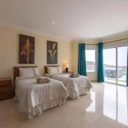 בית נופש Lovely 4-bed House In Costa Adeje *