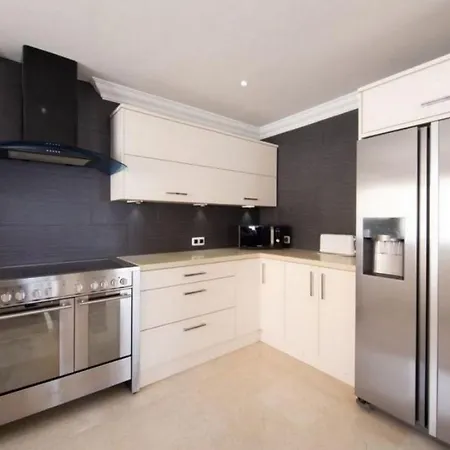 בית נופש Lovely 4-bed House In Costa Adeje *